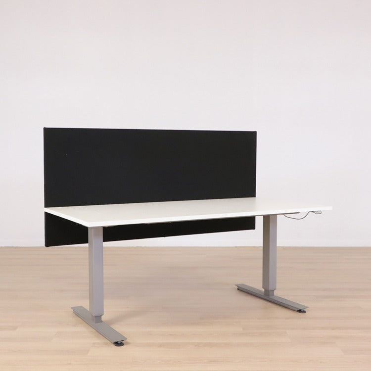 Skråt billede af EFG bordskærm i sort, 120x65 cm, monteret på skrivebord.